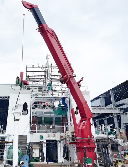 Offshore-supply-vessel-with-deck-crane Offshore-supply-vessel-with-deck-crane